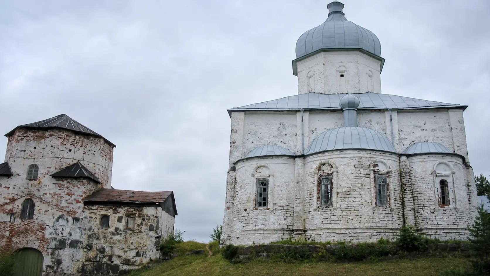 Белокаменные постройки Кийского крестного монастыря